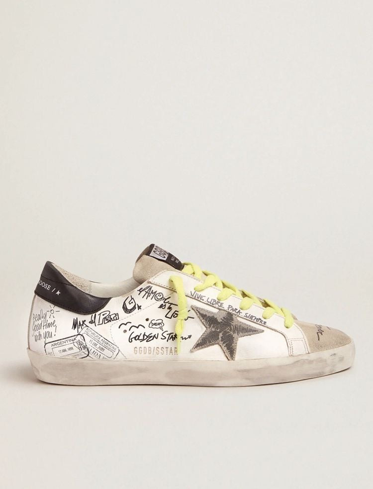 Golden Goose Superstar Blanco / Estrella Negra Efecto Desgastado / Talón Negro / Agujetas Amarillas Neón / Diseño Graffi