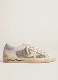 Golden Goose Superstar Blanco / Estrella Amarillo Claro / Panel Plata Glitter / Talón Azul Cielo / Agujetas Beige / Suela “Love Forever”