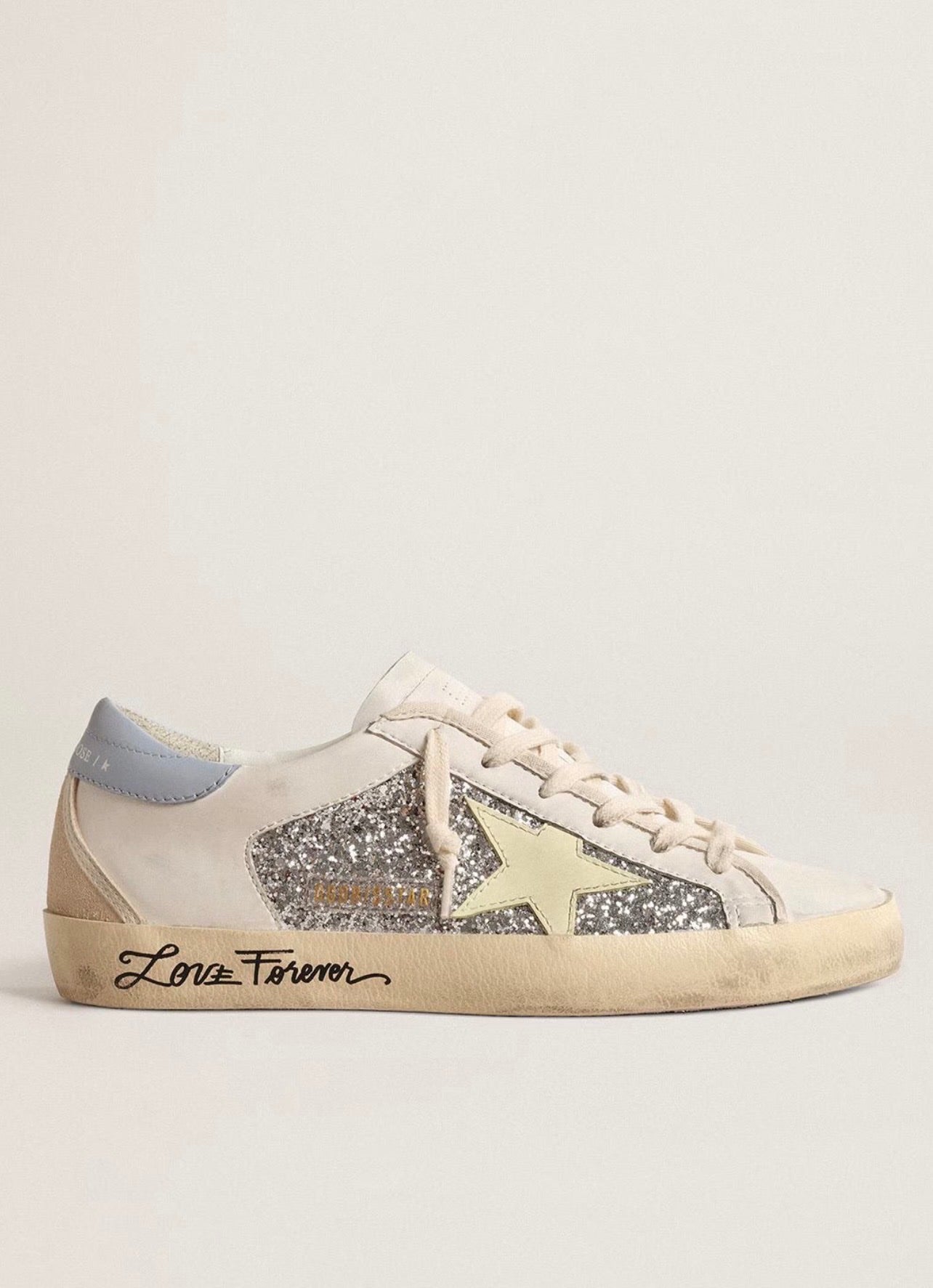 Golden Goose Superstar Blanco / Estrella Amarillo Claro / Panel Plata Glitter / Talón Azul Cielo / Agujetas Beige / Suela “Love Forever”