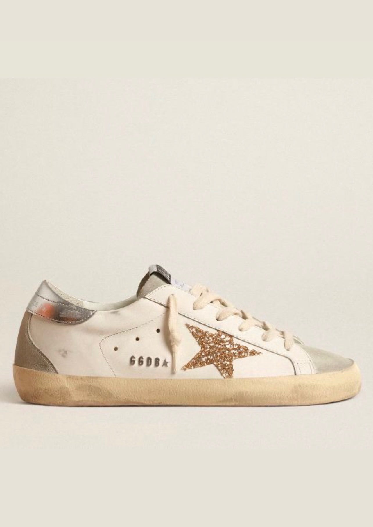 Golden Goose Superstar Piel Blanca / Estrella Glitter Dorado / Talón Plateado Metálico / Puntera de Gamuza Beige