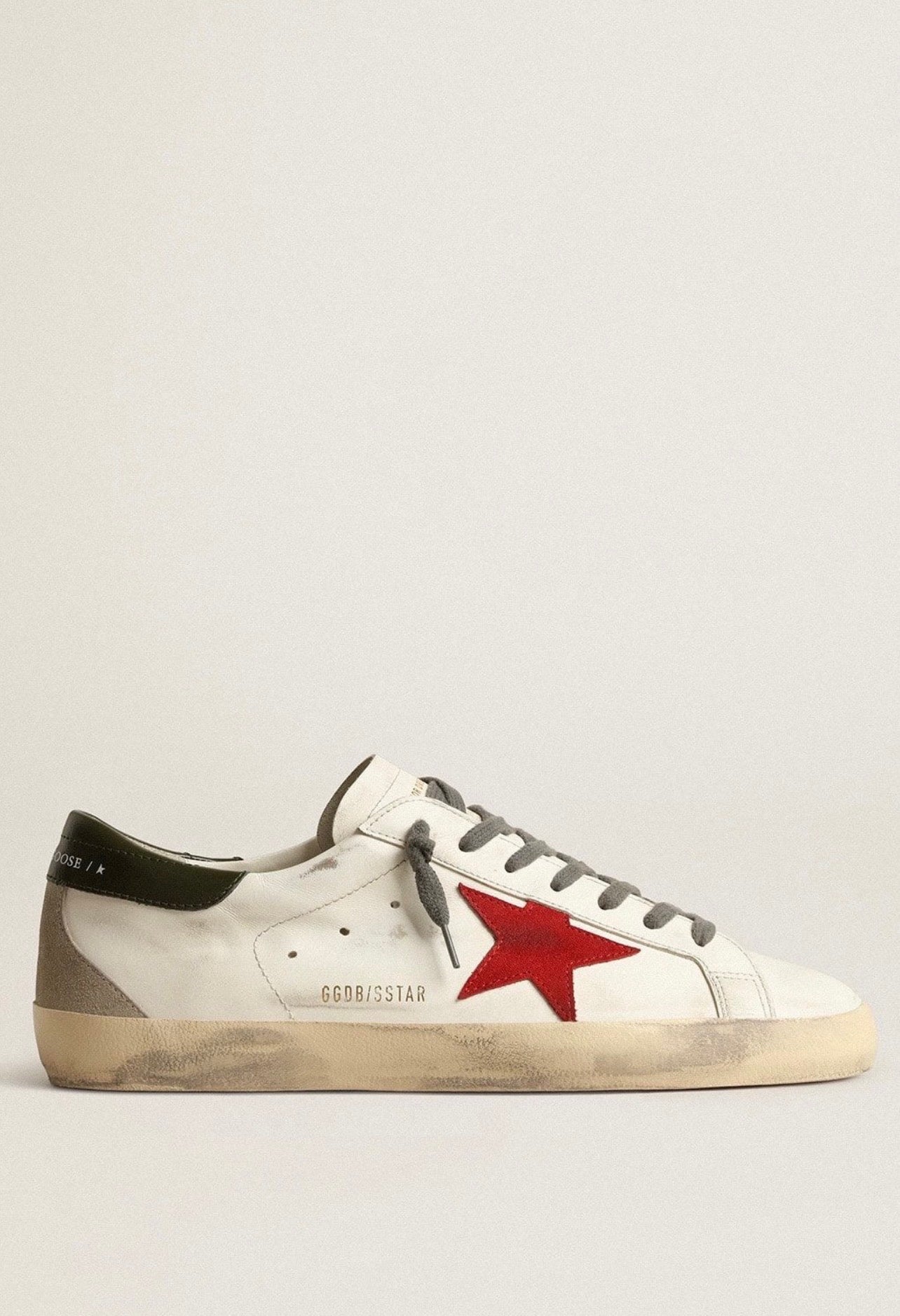 Golden Goose Superstar Piel Blanca / Estrella Roja de Gamuza / Talón Negro / Refuerzo Trasero de Gamuza Gris / Agujetas Grises