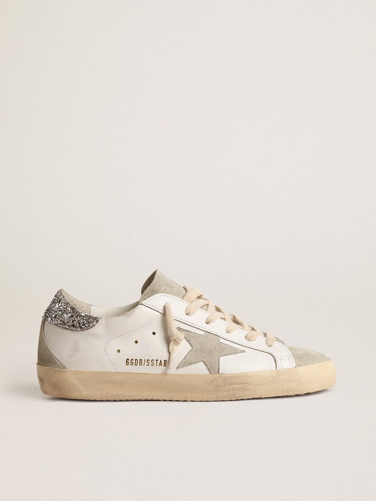 Golden Goose Superstar Blanco / Estrella Gris de Gamuza / Talón Plata Glitter / Puntera Beige de Gamuza / Agujetas Beige