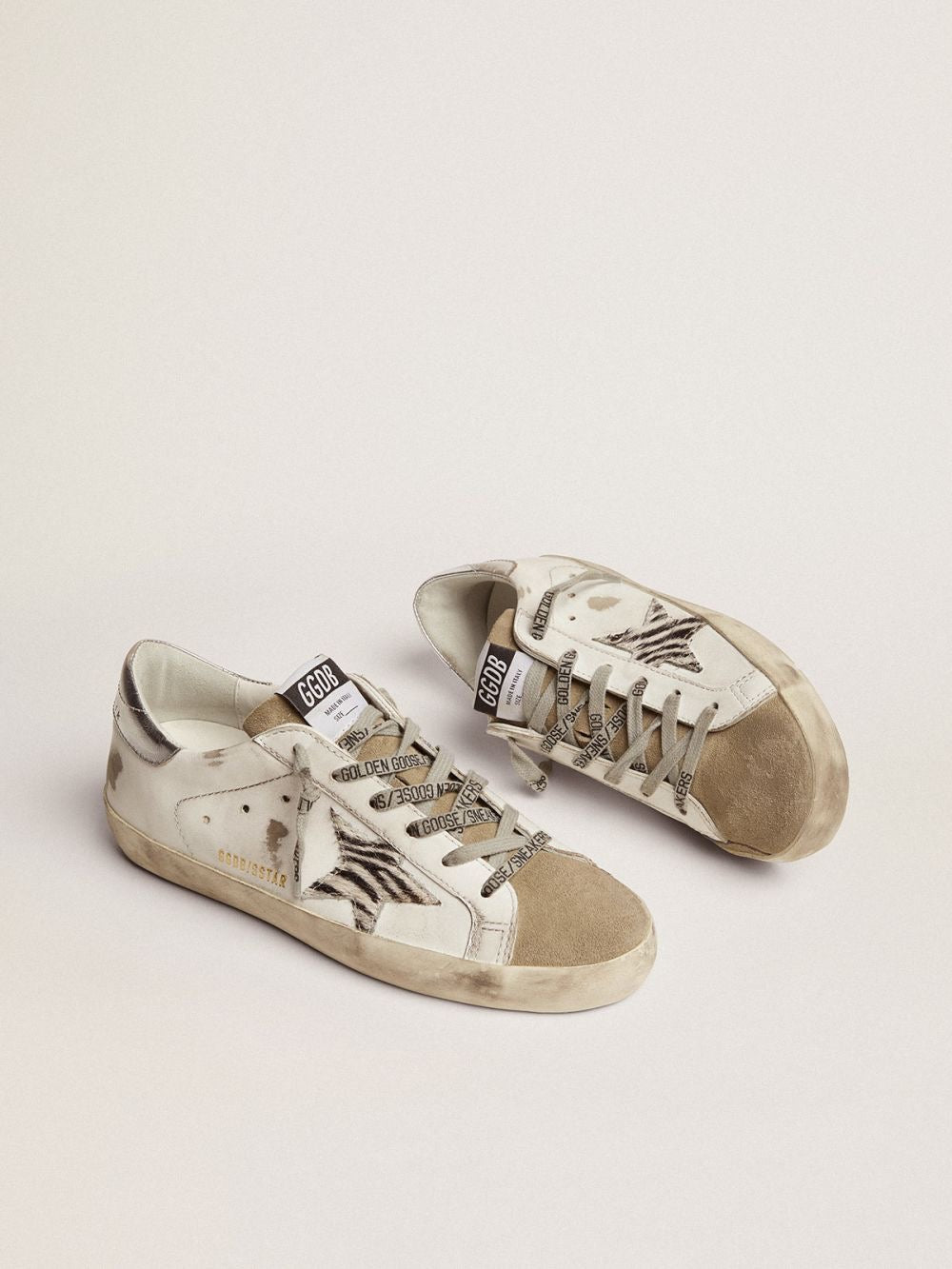 Golden Goose Superstar Blanco / Estrella Animal Print Cebra / Talón Plateado Metálico / Puntera Beige de Gamuza / Agujetas Logo Golden Goose