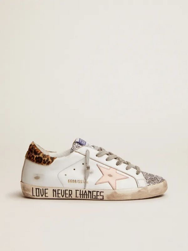 Golden Goose Superstar Blanco / Estrella Rosa Palo / Talón Animal Print / Puntera Plata Glitter / Agujetas Grises / Suela “Love Never Changes”